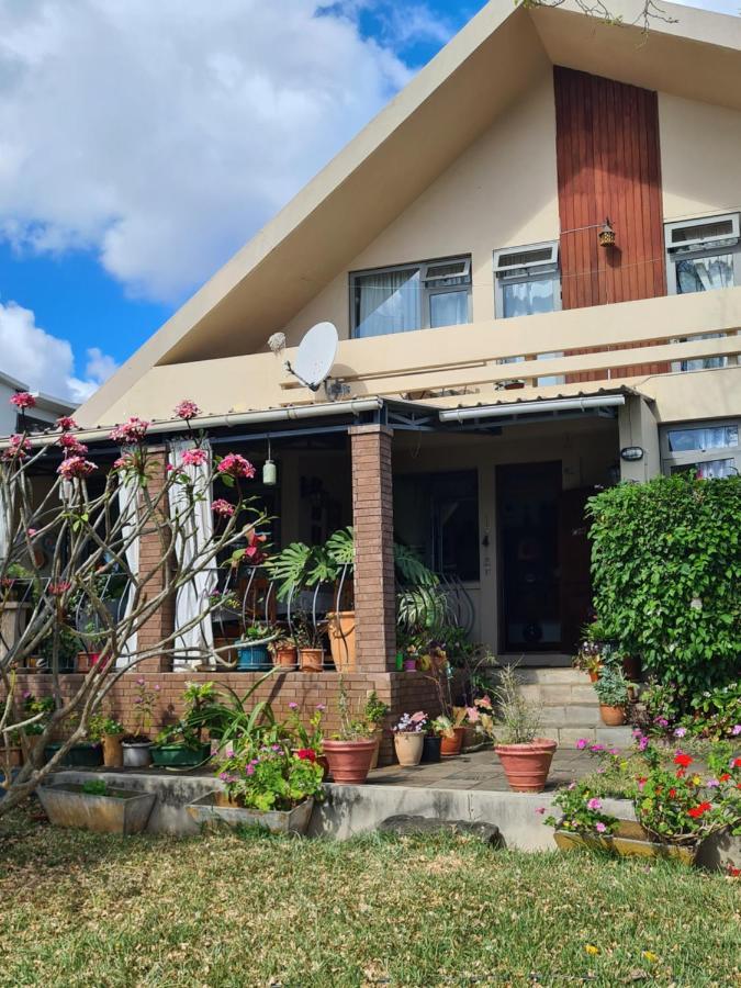 Comfy Home-Tropical Garden & 5 Min Walk To Beach Tamarin Eksteriør billede